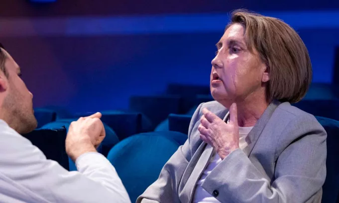 España hace historia en la medicina al concretar un trasplante de cara inédito a nivel mundial; el caso abre un nuevo capítulo en la cirugía reconstructiva, la donación de órganos y el debate bioético. Foto: El País.